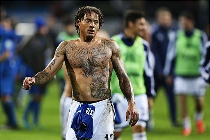 Jermaine Jones khắc hình người thân và những dấu ấn cuộc đời lên cơ thể. Đó là hình hai đứa con sinh đôi, tên của những đứa con và bạn thân cũng như ngày cưới