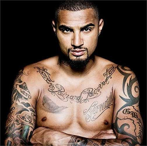 Kevin Prince-Boateng xăm hình lục địa châu Phi bằng chữ Ghana trên bắp tay trái để nhớ về nguồn gốc của mình. Ngoài ra còn rất nhiều dòng chữ tiếng Trung khác trên cơ thể