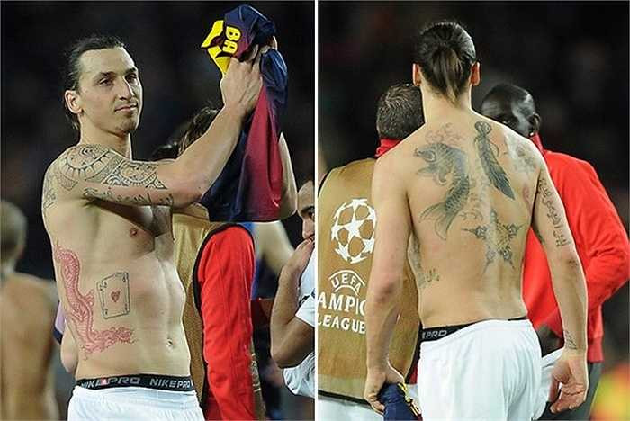 Ibrahimovic cũng chằng chịt hình xăm. Nổi bật nhất là con rồng màu đỏ và dòng chữ 'Chỉ có Chúa mới phán xét được ta'