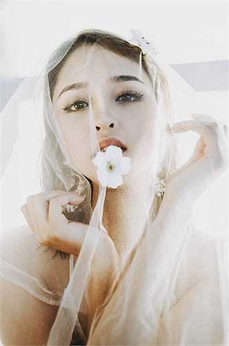 3 năm sống với danh hiệu Á hậu 2 cuộc thi Hoa hậu Việt Nam 2012, Hoàng Anh ít nhiều được công chúng yêu mến với hình ảnh sạch, không scandal. 