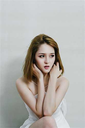 Gần đây, Á hậu 2 của Hoa hậu Việt Nam 2012 đã lấy lại tinh thần phấn chấn và tích cực nhận lời đi event.