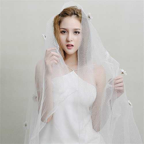 Cô quyết định cắt tóc ngang vai, nhuộm màu sáng, đồng thời giảm cân để có thân hình thon thả.