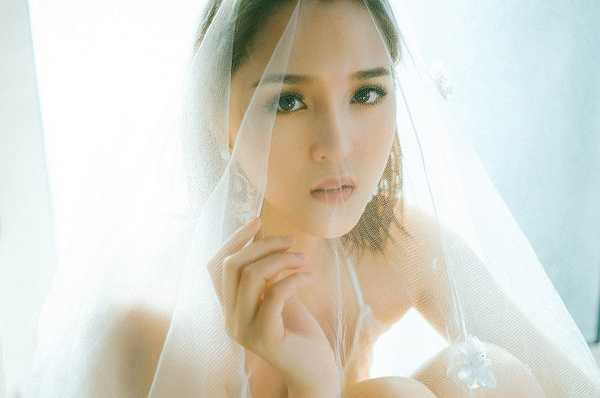  Việc thay đổi theo hướng trẻ trung, gợi cảm này cũng là cách để Hoàng Anh 'thoát' khỏi style quen thuộc trước đây.