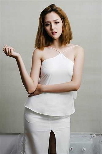 Trong bộ ảnh mới, Hoàng Anh làm cô dâu quyến rũ khi diện trang phục trắng sexy, đội khăn voan mơ màng.