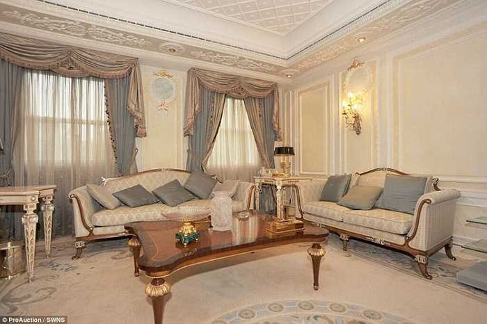 Phòng khách mang phong cách thiết kế cổ điển, sang trọng. 