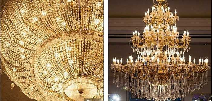 Các cánh cửa được trang trí với các chi tiết vàng lá. 