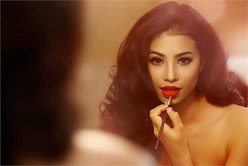 Những ai mê mẩn vẻ đẹp của những cô gái Âu - Mỹ quyến rũ 'chết người' thì cũng không thể không xao xuyến trước đôi môi của Phạm Hương. 