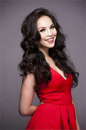 Cùng thuộc top bà mẹ một con quyến rũ nhất Vbiz còn có Hiền Thục. Sau bao năm tháng nuôi con một mình, cô không hề già đi mà thậm chí ngày một đẹp lên. Hiền Thục vẫn duy trì được làn da trắng mịn, không khuyết điểm, thân hình đáng mơ ước. Đặc biệt là khuôn mặt V-line chuẩn đúng chất hot girl. 