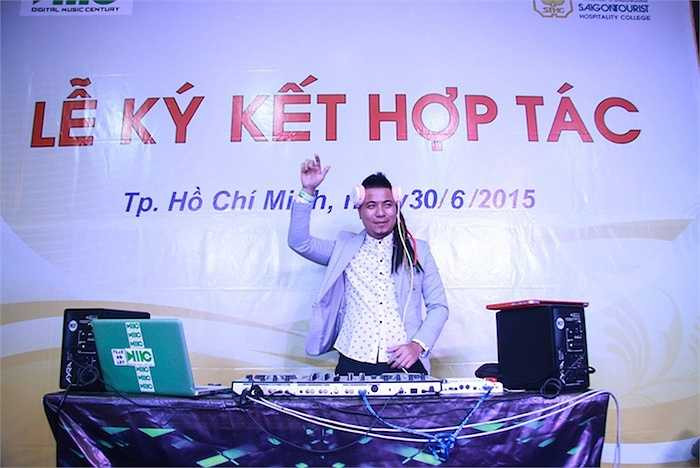 DJ Wang Trần chia sẻ 'DJ là một ngành nghề cần được nhìn nhận đúng đắn như một môn năng khiếu âm nhạc. Lâu nay, do không có đơn vị đào tạo chính quy nên dẫn đến không ít các biến chứng, khiến DJ bị gắn với những nhìn thiếu chính xác. Việc đưa bộ môn DJ vào trường giảng dạy và cấp bằng sau khi tốt nghiệp, giúp các bạn trẻ có được môi trường học tập và đào tạo tin cậy hơn để theo đuổi đam mê.' 