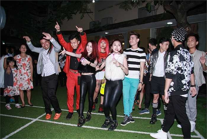 Anh cũng gửi đến những màn trình diễn gây phấn khích cho các sinh viên trong trường.