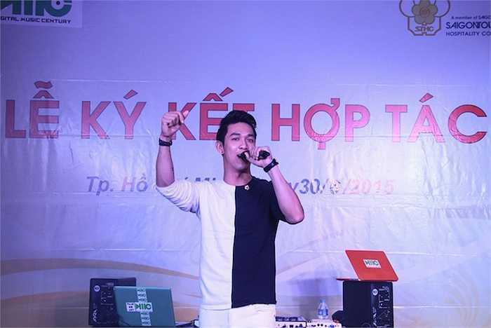 Ca sỹ Song Luân hát 'Xa em kỉ niệm'