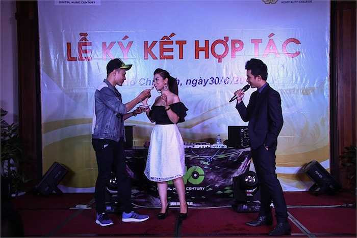 Cô còn bị Quán Quân Cười Xuyên Việt Dương Lâm và MC Cường DC thử thách, yêu cầu cô vừa hát vừa ăn mực chiên giòn.