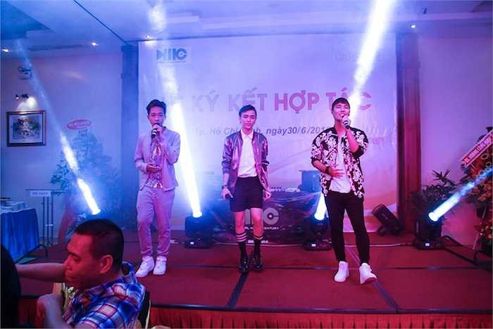 Nhóm Passion thể hiện 'Liên khúc mưa'.