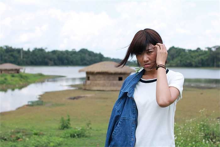 Khi bị gặng hỏi về nhân vật của mình lần này, Hari bật mí khá ngắn gọn: '… trước giờ Hari toàn là các nhân vật xinh xắn, dễ thương, nói chung là ĐÀN BÀ và lần này Hari rất là khác biệt so với những nhân vật trước, rất là ĐÀN ÔNG, cá tính, hung dữ, mạnh mẽ…', càng khiến khán giả không khỏi hoảng hồn và bắt đầu đoán già đoán non. 