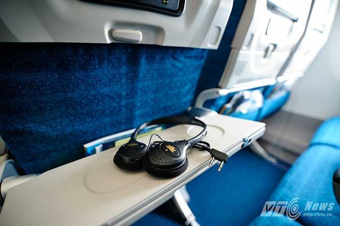 Tai nghe phục vụ hành khách xem phim, nghe nhạc trên tàu bay