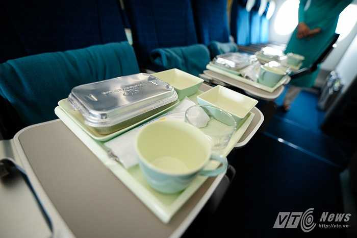 Khay đồ ăn phục vụ trên A350-900 XWB