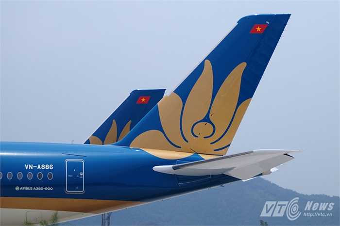 Phần đuôi có quốc kỳ Việt Nam và logo hoa sen của Vietnam Airlines