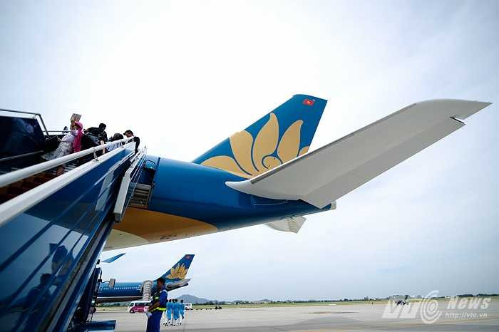Phần đuôi có quốc kỳ Việt Nam và logo hoa sen của Vietnam Airlines