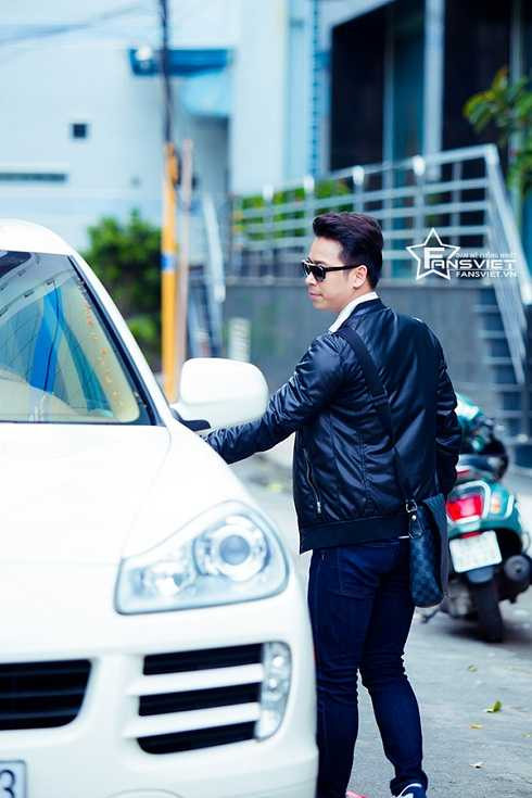 Lê Hoàng mua Porche 3,5 tỷ đồng đón con trai đầu lòng