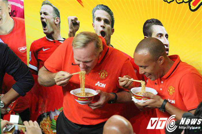 Cầu thủ quảng cáo mì gói, chẳng sao cả, miễn là có lợi nhuận (ảnh: Hoàng Tùng)