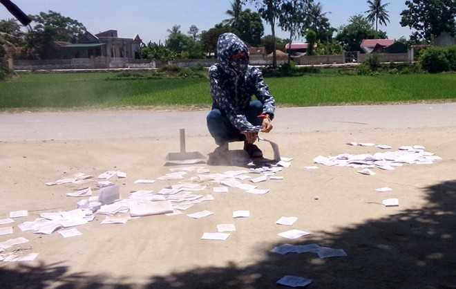 Phao thi rải trắng cổng trường sau môn Ngữ Văn