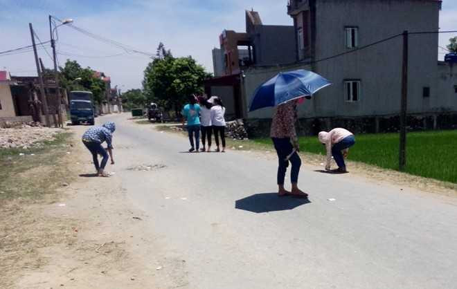 Phao thi rải trắng cổng trường sau môn Ngữ Văn