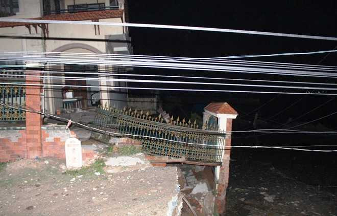 Sạt lở trong đêm, nhà và ô tô bị cuốn phăng xuống sông Sài Gòn