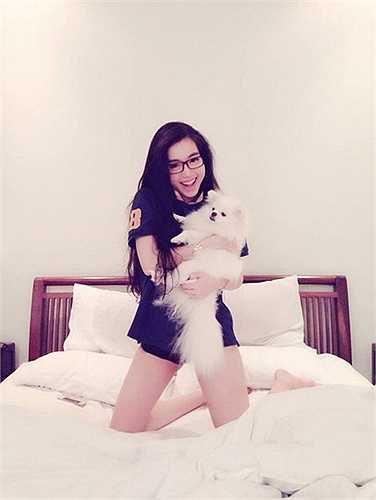 Có vẻ như trắng là màu ưa thích của các mỹ nhân Việt và 'gái một con' Elly Trần cũng không là ngoại lệ.