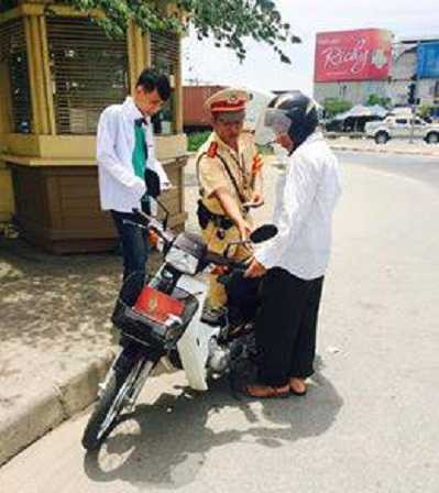 Tai nạn trên đường, cha không thể chở con đến điểm thi