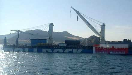 Tàu ngầm Kilo Khánh Hòa đang được đưa vào cảng Lữ đoàn 189