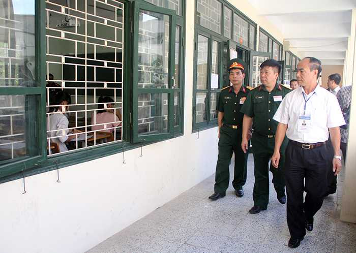 Ông Nguyễn Huy Bằng - Chánh Thanh tra Bộ Giáo dục và Đào tạo kiểm tra thi tại trường Học viện kỹ thuật Quân sự sáng 2/7 (Ảnh: Phạm Thịnh)