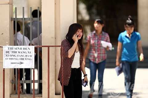 mang điện thoại vào phòng thi