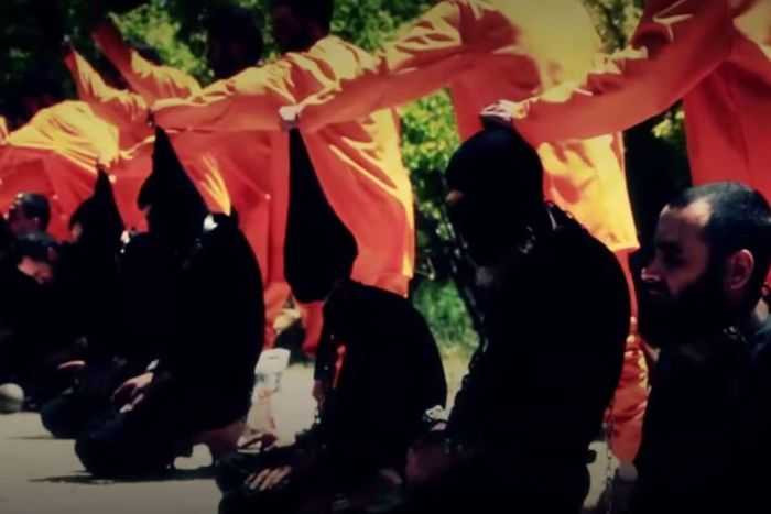 Các chiến binh IS trong bộ đồ màu đen bị hành quyết