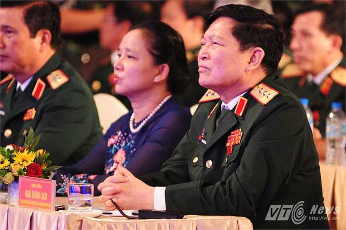 Thượng tướng Ngô Xuân Lịch theo dõi những phóng sự về các cá nhân, tập thể xuất sắc trong quân đội 5 năm qua