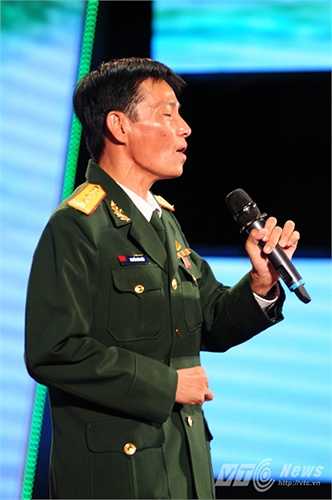 Chiến sỹ quê Cà Mau không ngần ngại ca một câu vọng cổ trên sân khấu