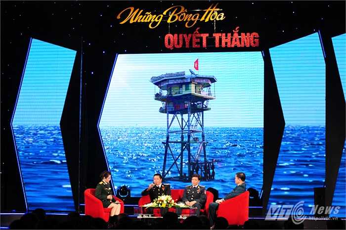 Quang cảnh buổi giao lưu 'Những bông hoa quyết thắng' tối 30/6