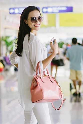 Á khôi Lệ Quyên cùng các diễn viên của vở kịch 'Vòng xoáy nghiệt ngã' do NSƯT Đoàn Bá dàn dựng đã lên đường đến Thanh Hóa tham gia Liên hoan sân khấu kịch nói chuyên nghiệp toàn quốc từ ngày 2-7/7. 