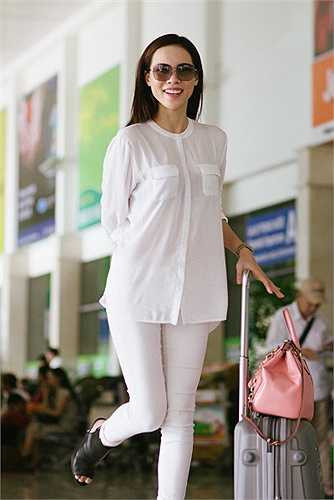 Ba cô là thương binh trở về sau chiến tranh khi đã mất trí nhớ, mẹ cô một đời vất vả vì chồng, vì con, chịu nhiều thiệt thòi của bản thân