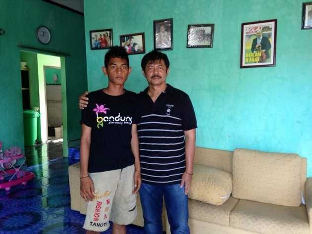 Martunis bên cạnh người cha