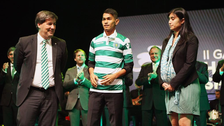 Martunis trong buổi lễ kí hợp đồng với Sporting Lisbon