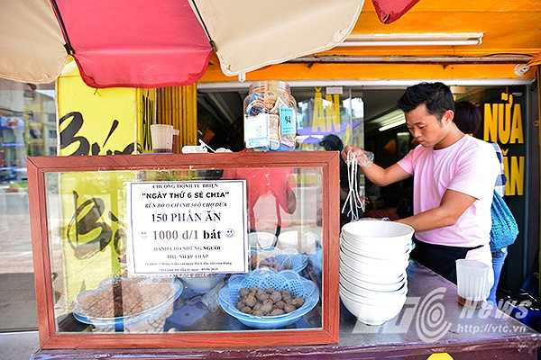 Cứ vào thứ ngày thứ 6 đầu tiên hàng tháng, một quán bún bò nhỏ trên phố Ô Chợ Dừa (Đồng Đa, Hà Nội) lại mở bán với giá chỉ 1.000 đồng/bát.
