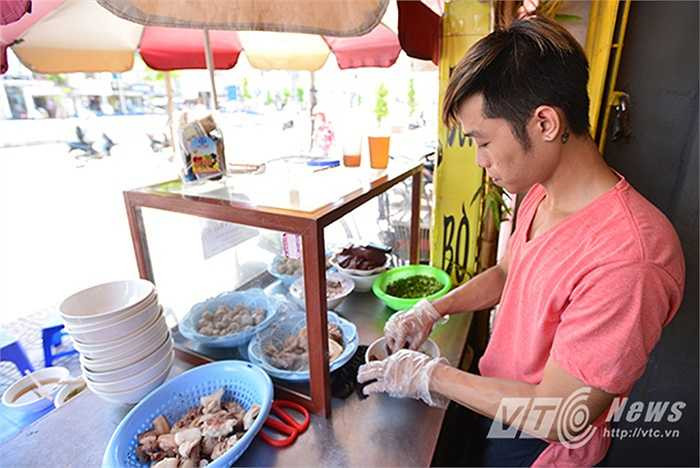 Đó là chương trình từ thiện mang tên ‘Ngày thứ 6 sẻ chia’ do anh Châu Ngọc Điệp (chủ quán) khởi động được một tháng nay.