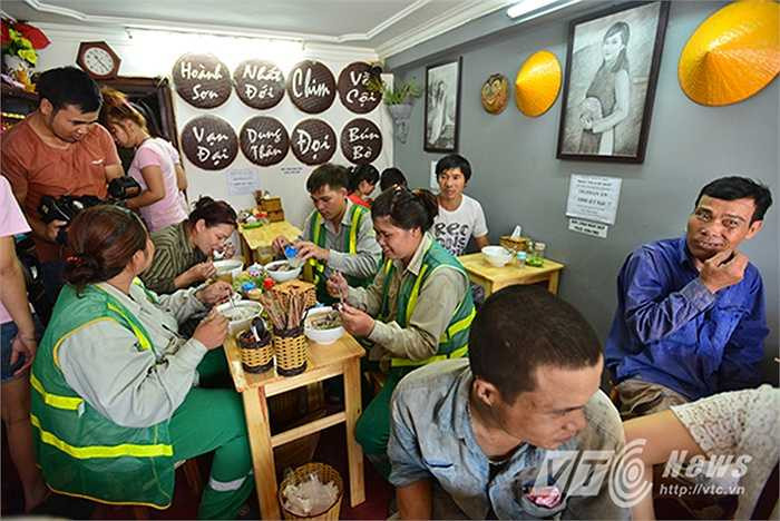 Không gian quán nhỏ nhưng sạch sẽ, có điều hòa mát lạnh, trà đá được miễn phí.