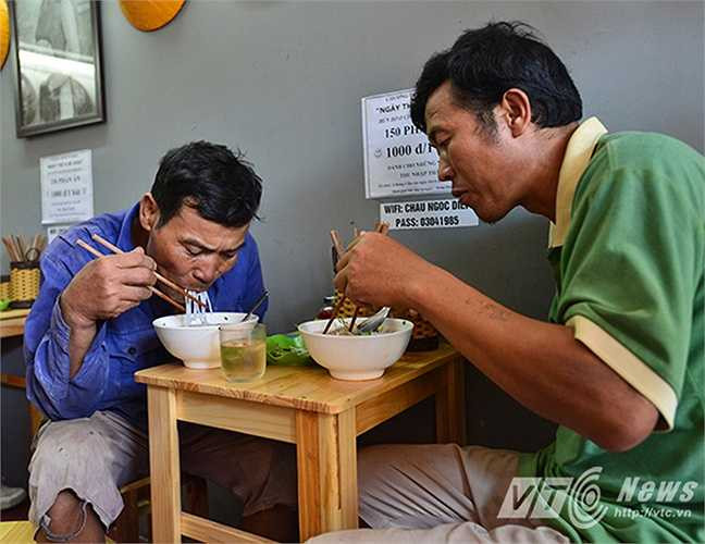 Bác Đinh Văn Thông (Thái Bình): ‘Chú làm công việc chân tay, vào những hôm nắng nóng như thế này rất khó để ăn cơm nhưng vẫn phải ăn cho có sức làm việc. Đây là lần đầu tiên chú được ăn một bát bún bò mà chỉ có giá 1000 đồng.’