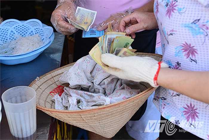 Trước khi ăn, mỗi người sẽ được phát 1 thẻ số và sau khi ăn sẽ dùng thẻ đó để thanh toán bát bún bò với giá chỉ 1.000 đồng.