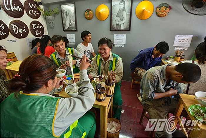 Chia sẻ về tương lai dự án này, anh Điệp nói: ‘Hiện tại vì chưa có điều kiện nên ảnh chỉ có thể duy trì chương trình 1 lần mỗi tháng và mỗi lần 150 suất, nhưng anh rất hi vọng trong thời gian tới, anh sẽ có thể mở rộng 1 tháng 2 lần để có thể chia sẻ với mọi người được nhiều hơn. (Ảnh: Nguyễn Long)
