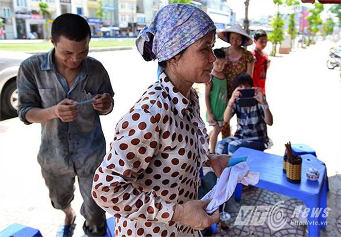 Anh Điệp chia sẻ: ‘Những lần bọn mình đi tặng các suất cháo miễn phí tại bệnh viện, bọn mình nhận ra là ở ngay bên ngoài thôi cũng có những người dân lao động cũng cần được quan tâm như thế.’ 