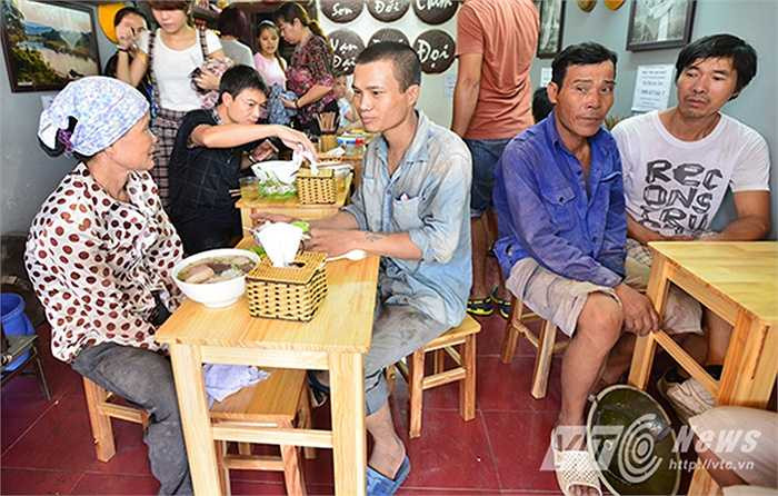 Nghĩ là làm, anh đã cùng gia đình quyết tâm thực hiện chiến dịch này. ‘Nhưng mình không làm miễn phí mà vẫn để 1 cái giá rất nhỏ như vậy thứ nhất là để đúng tính chất sẻ chia, thứ hai là lòng tự trọng của những người lao động đến ăn bún tại quán.'