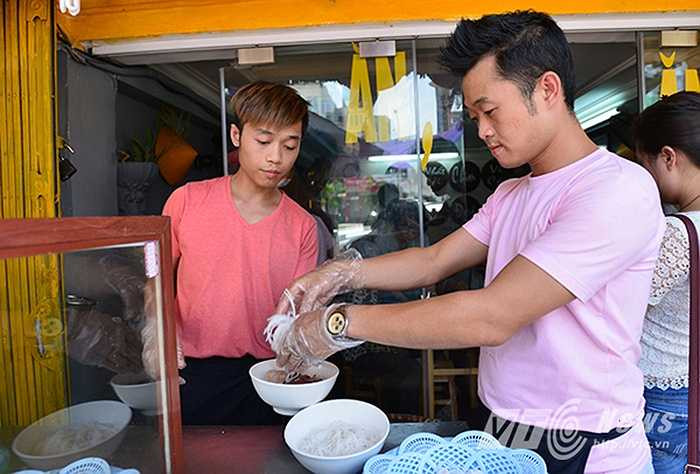 Anh Điệp cũng chia sẻ thêm, có nhiều trường hợp các cô chú lao động đến ăn nhưng nhất quyết không nhận sự ưu tiên mà đòi được tính giá như bình thường và nhường phần ưu tiên cho những hoàn cảnh khó khăn hơn. 