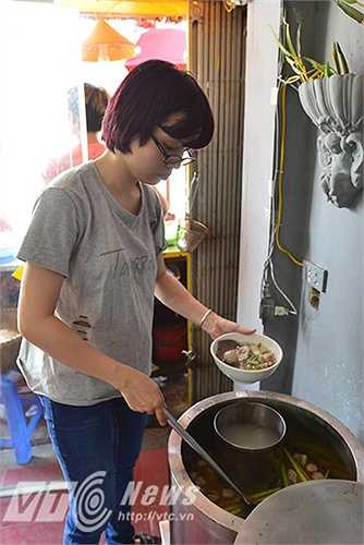 Do chưa có điều kiện để thực hiện nhiều nên mỗi tháng, anh Điệp chỉ có thể bán ra 150 bát bún giá 1000d cho người dân lao động.